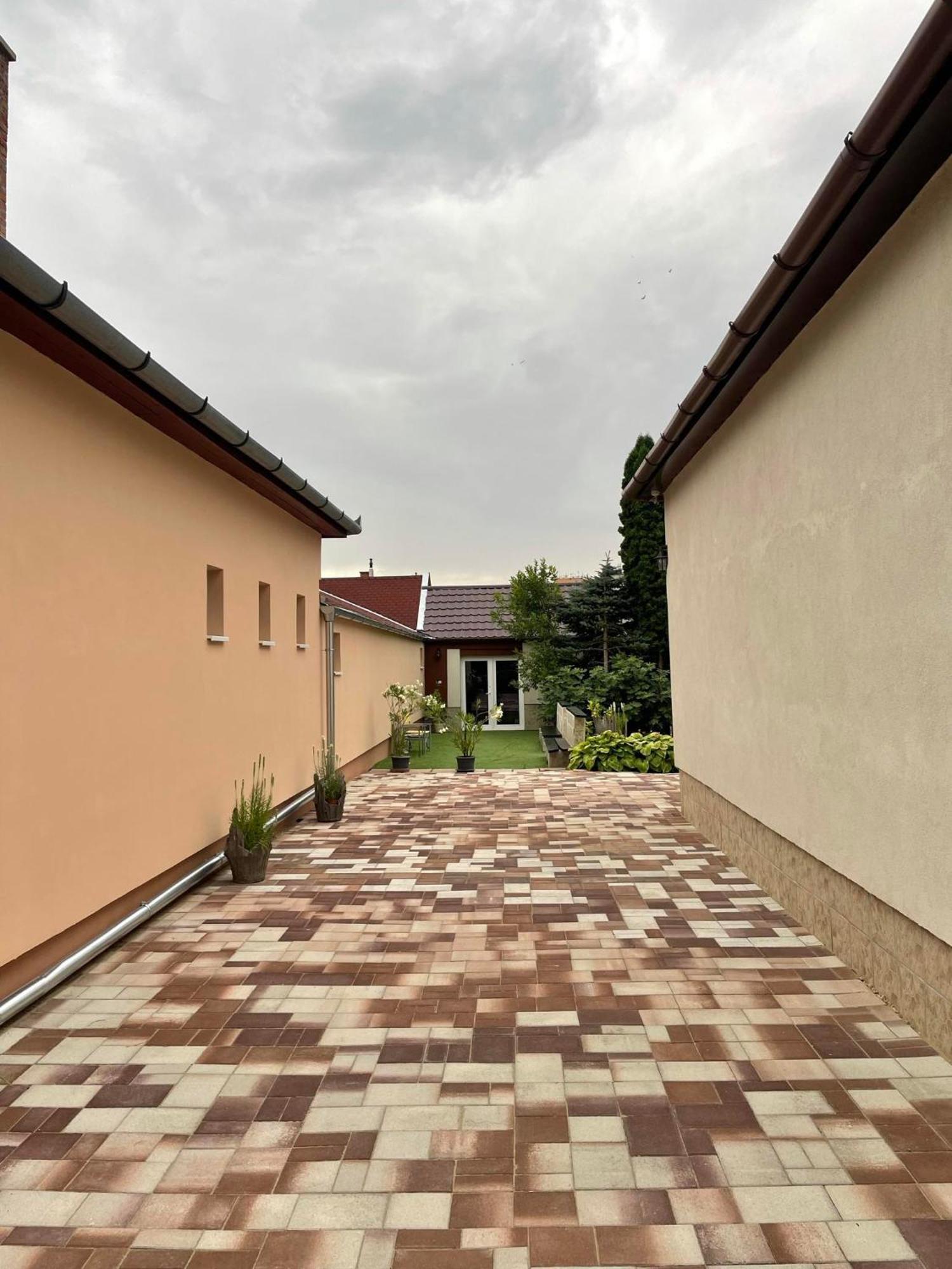 Adam Apartman Hajduszoboszlo Exterior photo